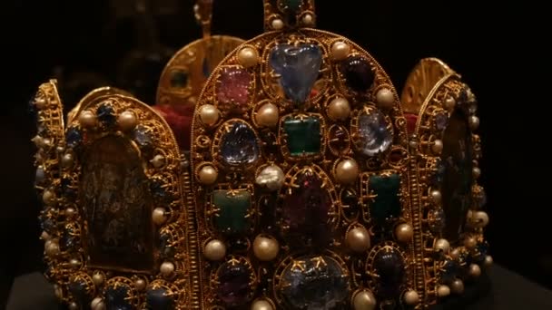 Echte oude antieke koninklijke kroon voor officiële kroningen, versierd met goud, diamanten, robijnen, saffieren en andere kostbare materialen. — Stockvideo