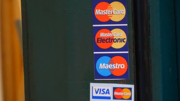 Viena, Austria - 23 de diciembre de 2019: Logo Mastercard visa en la tienda. Opción de pago sin contacto. Tarjetas de crédito, compras no monetarias . — Vídeos de Stock