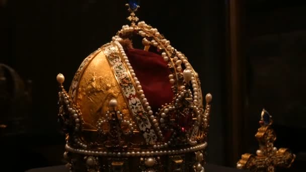 Vieille couronne royale antique pour couronnements officiels, ornée d'or, diamants, rubis, saphirs et autres matériaux précieux . — Video