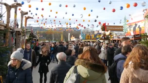 Monaco di Baviera, Germania - 17 dicembre 2019: Mercatino di Natale e la sua decorazione. Una folla di persone cammina lungo le file con souvenir e bancarelle di cibo — Video Stock