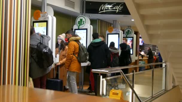 Vienna, Austria - 19 dicembre 2019: Schermo digitale per ordini senza cassieri presso McDonalds. La gente fa l'ordine del fast food usando lo schermo digitale. Tecnologie moderne senza operatori — Video Stock