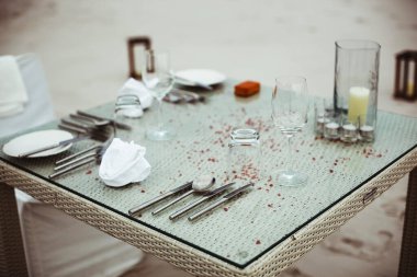 Sahilde mumlarla dolu bir masa.