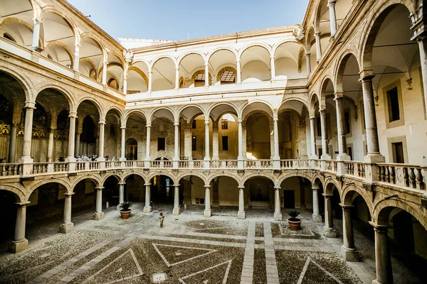 Edifício Com Arcos Fundo — Fotografia de Stock