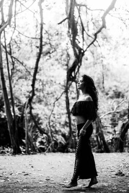 Parktaki güzel bir kızın portresi.