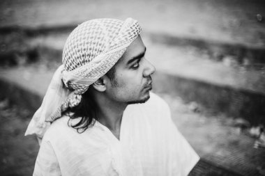 Tatlı Arap adam portresi 