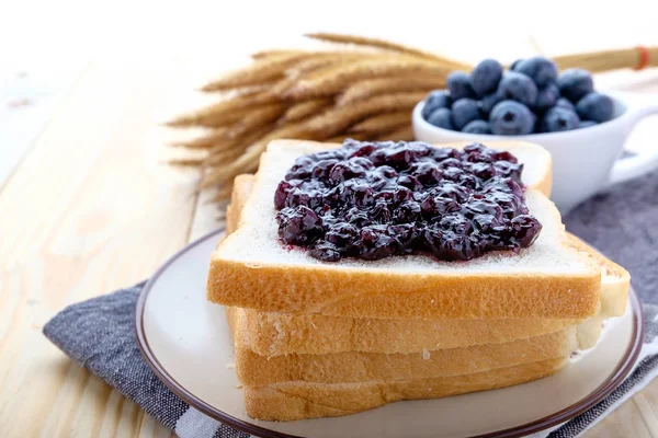 dilim ekmek ve reçel blueberry ile