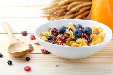 Mısır gevreği ve ahşap arka plan üzerinde çilek