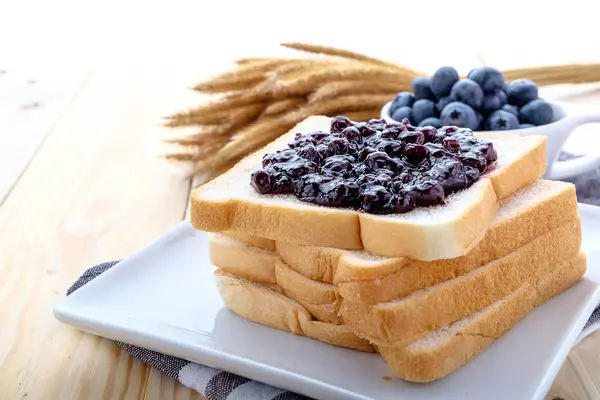 dilim ekmek ve reçel blueberry ile