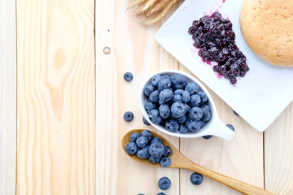 Taze yaban mersini ve reçel.
