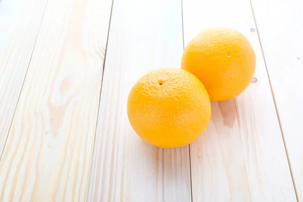 ahşap zemin üzerinde taze portakal