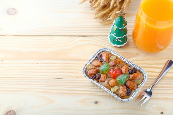 Meyveli kek ahşap arka plan üzerinde