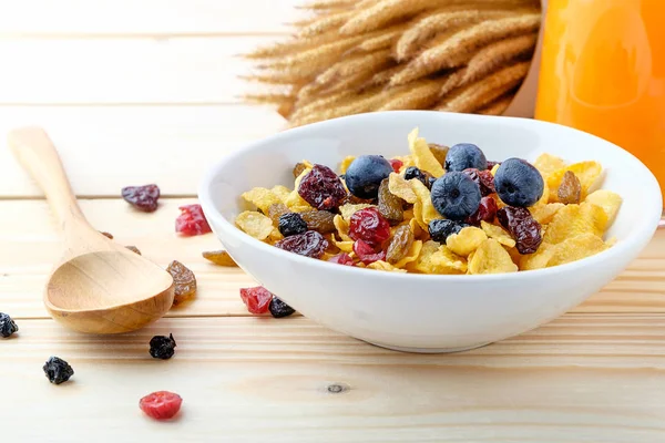 Mısır gevreği ve ahşap arka plan üzerinde çilek