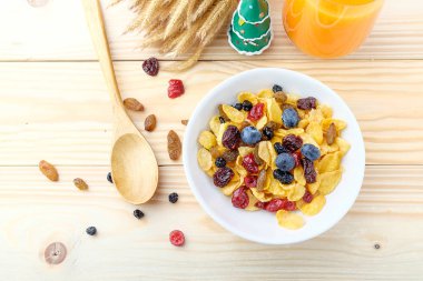 Mısır gevreği ve ahşap arka plan üzerinde çilek