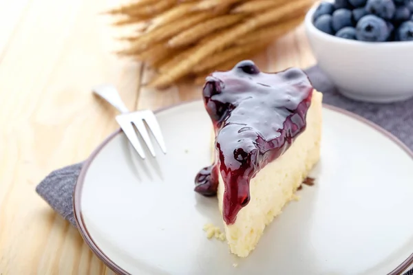 Delicioso cheesecake de mirtilo no fundo de madeira — Fotografia de Stock