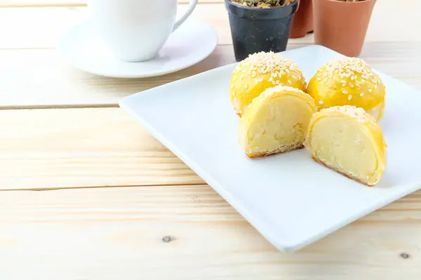 Ahşap arka plan üzerinde Çince kek