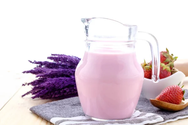 Taze çilek süt eski bir ahşap masa üzerinde yapılmış.