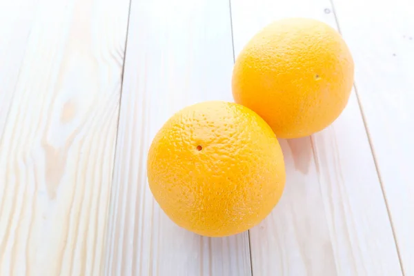 ahşap zemin üzerinde taze portakal