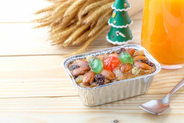 ahşap zemin üzerine meyveli kek