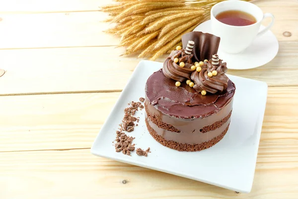 pastel de chocolate sobre fondo de madera