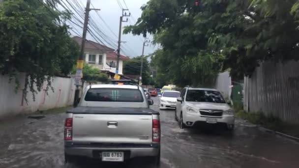 BANGKOK , THAILAND - SEPTEMBER 20, 2016 : Bangkok, Thailand 2016, Heavy flooding from monsoon rain in north Thailand arriving in Bangkok on September 20, 2016 in Bangkok, Thailand. — Stock Video