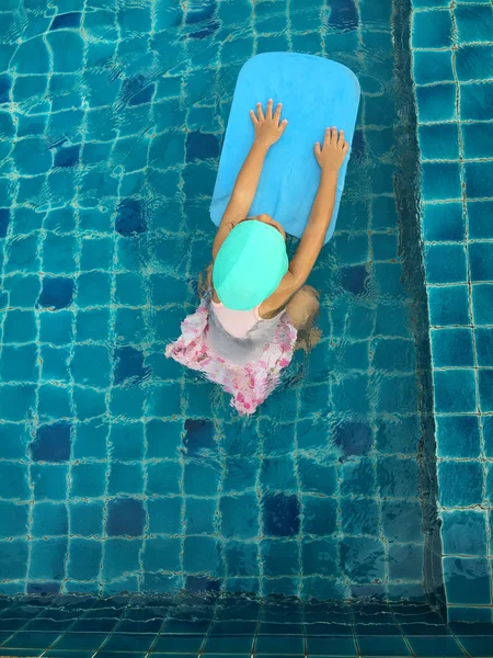 Ασιατικό κορίτσι προσπαθήστε να κολυμπήσετε και στην πισίνα — Φωτογραφία Αρχείου