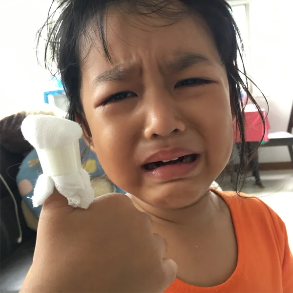 Κορίτσι της Ασίας τα παιδιά κλαίνε με επίδεσμο στο δάχτυλο — Φωτογραφία Αρχείου
