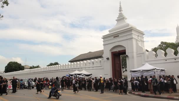 Bangkok, Thailand - 31 oktober 2016: Rouwenden wachtrij om af te sluiten van de Grand Palace te betalen eerbiediging van wijlen koning Bhumibol Adulyadej, zoals het Paleis voor de eerste keer wordt geopend. — Stockvideo