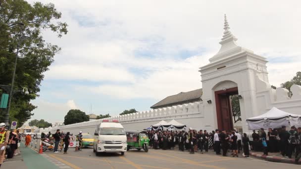 BANGKOK, TAILANDIA - 31 DE OCTUBRE DE 2016: Los dolientes hacen cola para salir del Gran Palacio y respetar al difunto rey Bhumibol Adulyadej cuando el palacio se abre por primera vez . — Vídeos de Stock