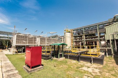 Mavi gökyüzü ile endüstriyel enerji santrali