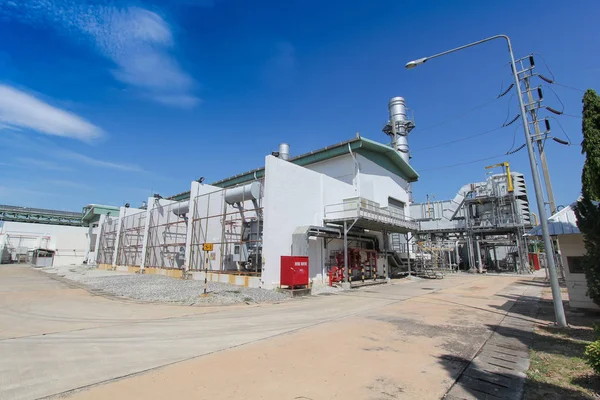 Central elétrica industrial, turbina a gás com céu azul — Fotografia de Stock