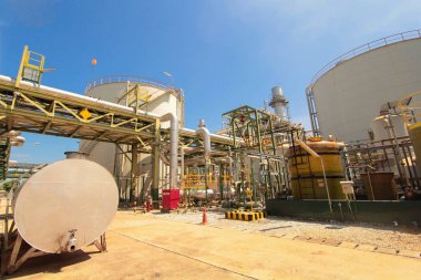 Mavi gökyüzü ile endüstriyel enerji santrali