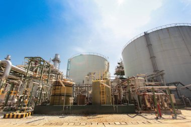 Mavi gökyüzü ile endüstriyel enerji santrali