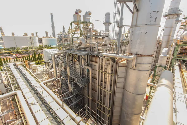 Centrale elettrica a turbina a gas con cielo blu — Foto Stock