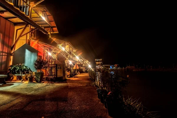 Sahne görünümü. gece çekimi güzel waterfront köyde var l — Stok fotoğraf