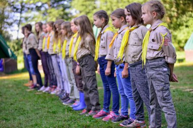 Çek erkek ve Kız İzciler onların yaz kampı sırasında. Çek İzciler genellikle 2 veya 3 hafta boyunca çadırda kalmak. 10 Ağustos 2017; Drahnovice Çek Cumhuriyeti