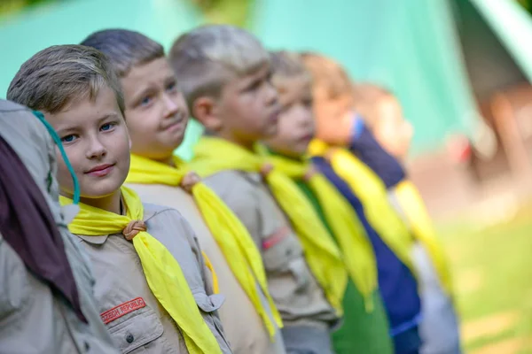 Exploradores checos durante su campamento de verano. Los exploradores checos suelen permanecer en tiendas de campaña durante 2 o 3 semanas. 10 de agosto de 2017; Drahnovice en República Checa — Foto de Stock