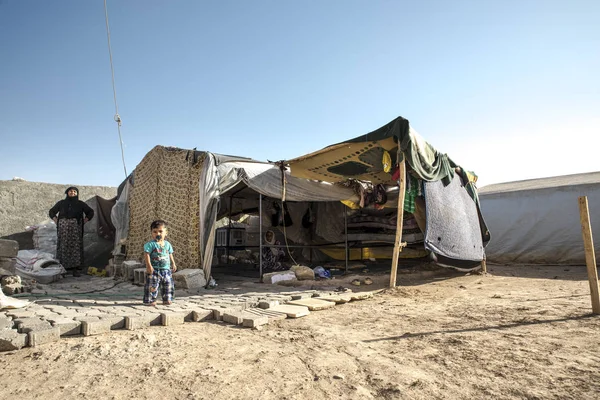 Osób w obozie dla uchodźców nieoficjalne — Zdjęcie stockowe