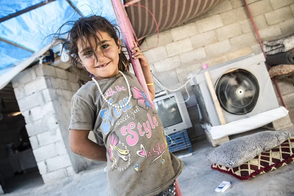 People in unofficial refugee camp — Stock Photo, Image