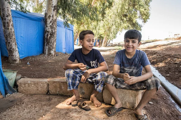 Personas en un campo de refugiados no oficial —  Fotos de Stock