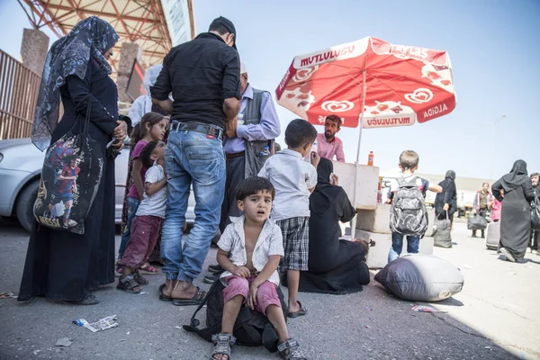 Syrian refugees entering Turkey — Stock Photo, Image