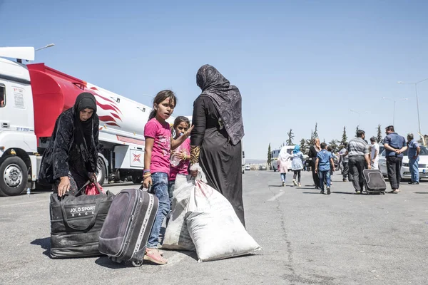 Σύριοι πρόσφυγες εισέρχονται Τουρκία — Φωτογραφία Αρχείου