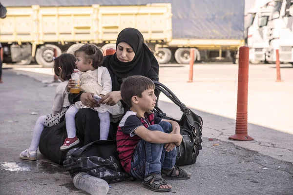 Syrische Flüchtlinge reisen in die Türkei ein — Stockfoto