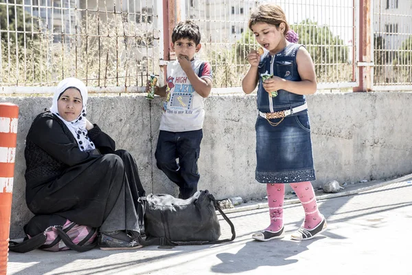 Refugiados sirios entrando Turquía — Foto de Stock