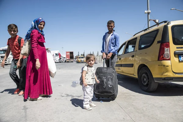 Syrische Flüchtlinge reisen in die Türkei ein — Stockfoto