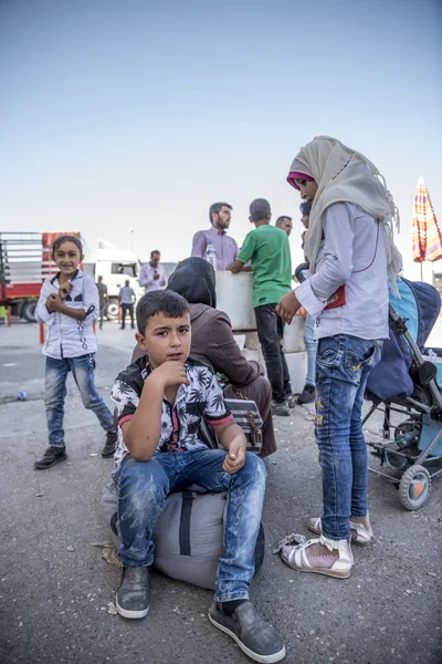 Réfugiés syriens entrant en Turquie — Photo