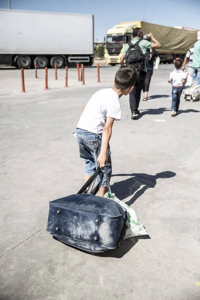Refugiados sirios entrando Turquía —  Fotos de Stock