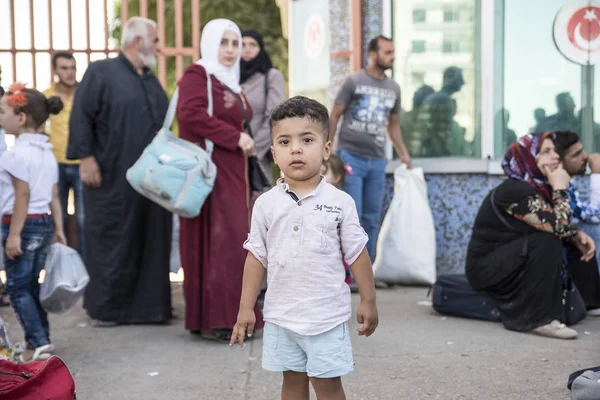 Syrische Flüchtlinge reisen in die Türkei ein — Stockfoto