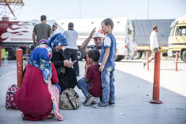 Syrische Flüchtlinge reisen in die Türkei ein — Stockfoto