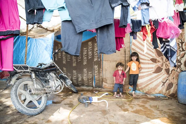 People in unofficial refugee camp — Stock Photo, Image