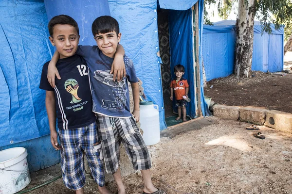 People in unofficial refugee camp — Stock Photo, Image